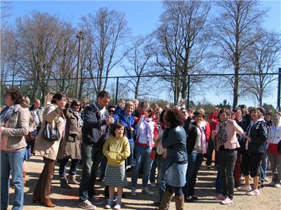 Alle aanwezigen toasten op het Statue for Victory